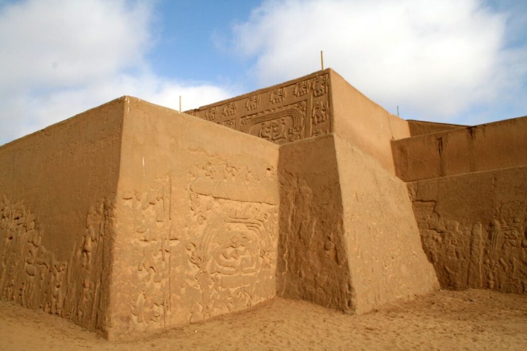 Vista frontal de la Huaca El Dragón, templo chimú de adobe con relieves tallados, en Trujillo, Perú
