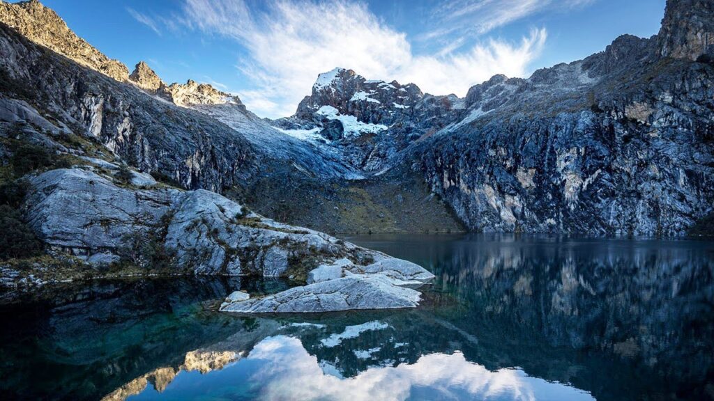 laguna turquesa rodeada de montañas rocosas en la Cordillera Blanca