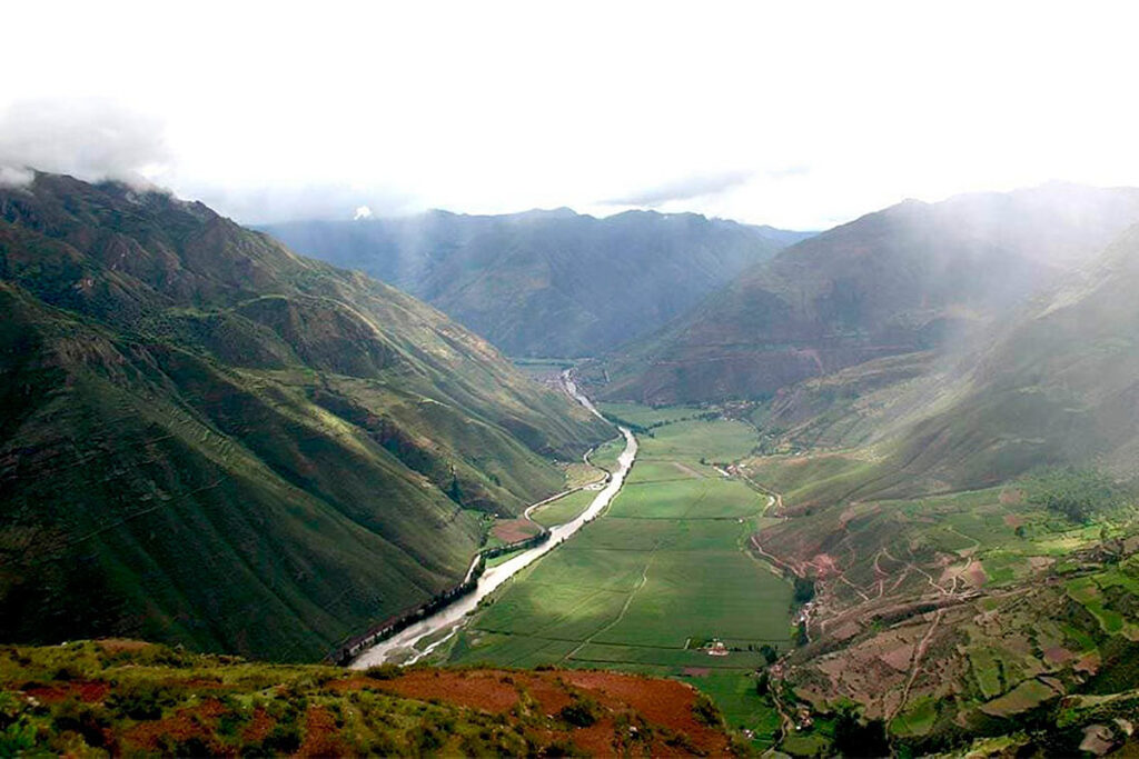vista panorámica del Valle Sagrado de los Incas con montañas verdes y el río serpenteando