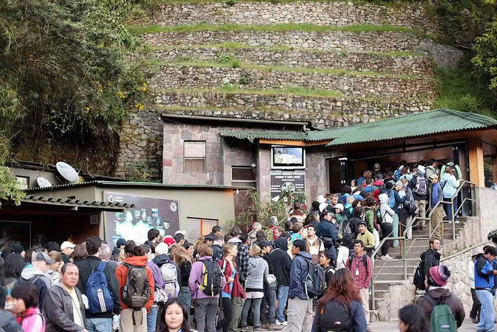 Turistas haciendo fila en la entrada principal de Machu Picchu en 2025