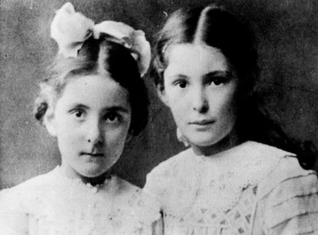 Retrato en blanco y negro de dos niñas vestidas con ropa antigua, una de ellas es María Reiche en su infancia
