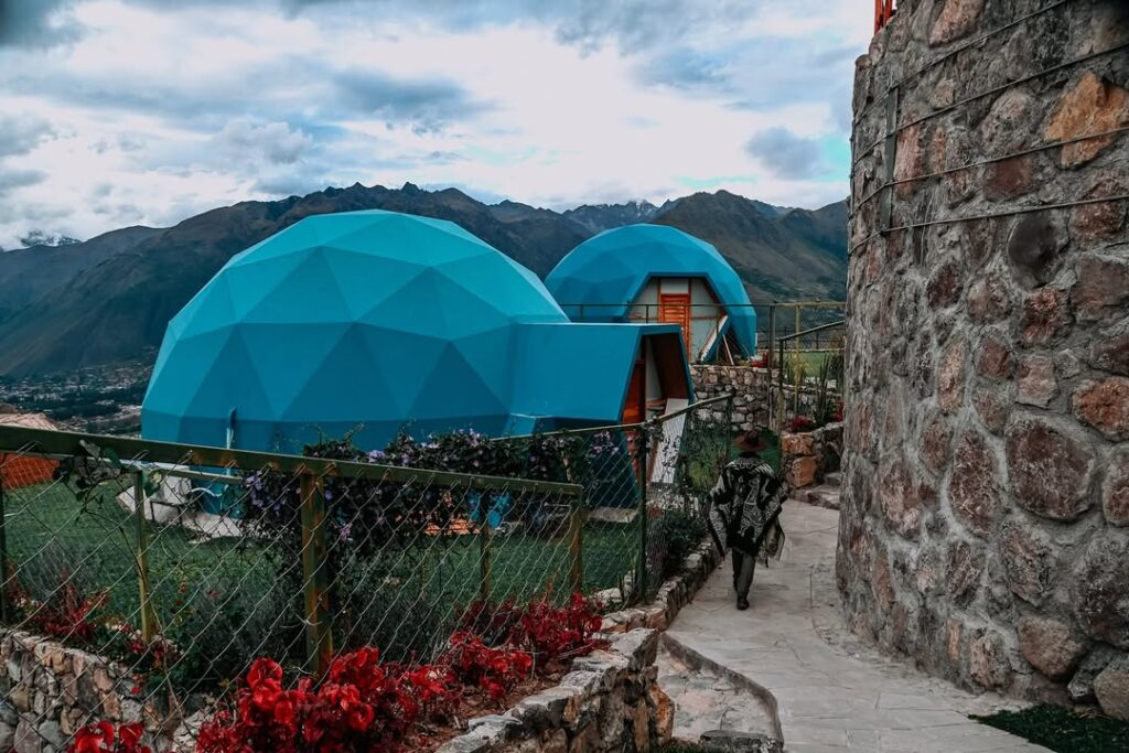 Glamping en domos azules con vista al Valle Sagrado de los Incas