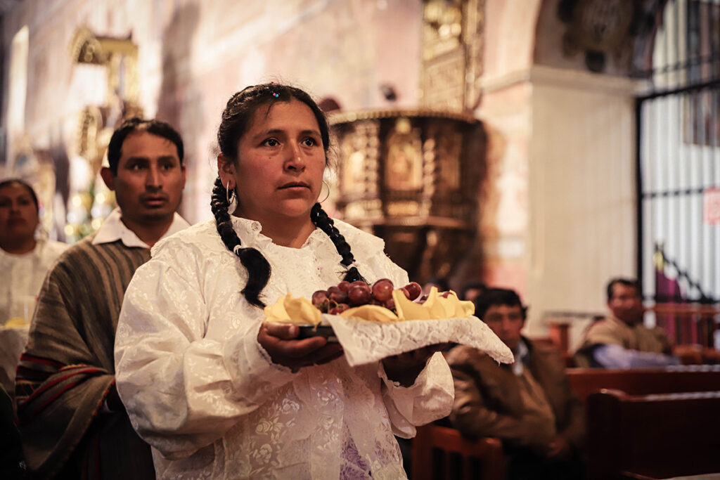 Mujer devota en Huayllabamba ofrece frutas durante la festividad de la Virgen de la Natividad