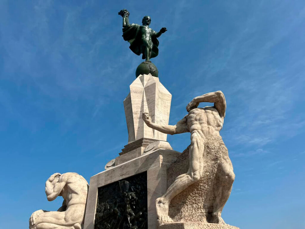 Monumento a la Libertad en la Plaza Mayor de Trujillo con figuras escultóricas alegóricas