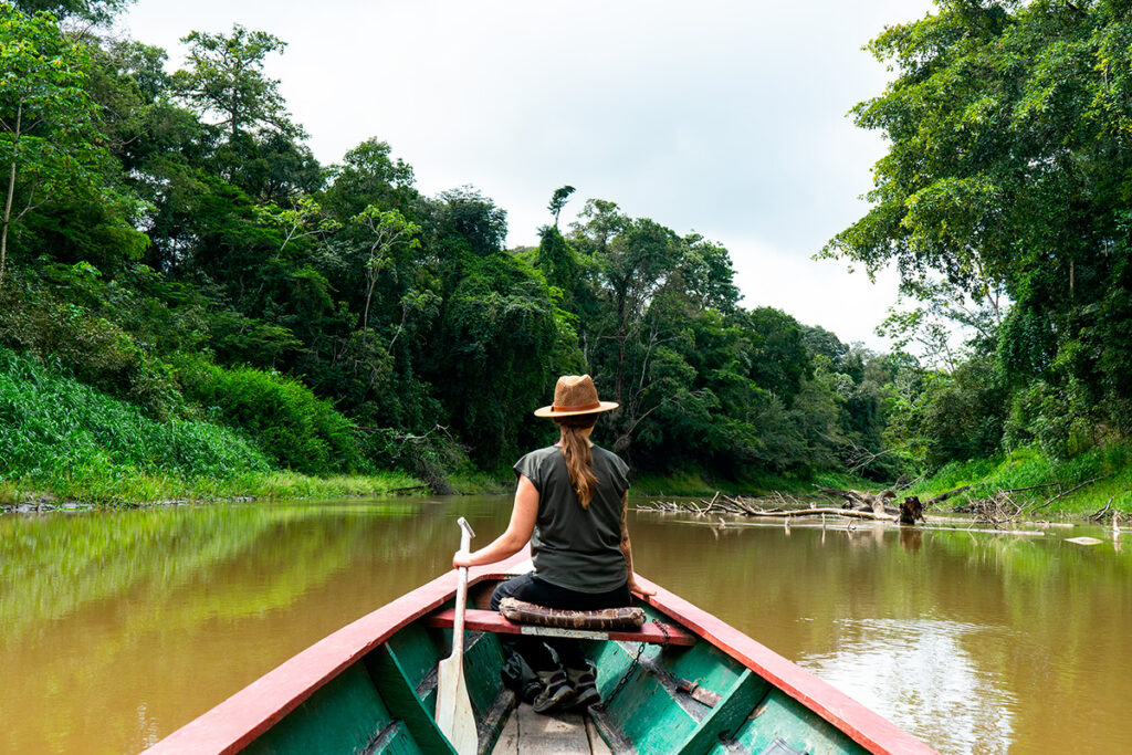 Turista navegando en bote por los ríos de la Reserva Nacional Pacaya Samiria
