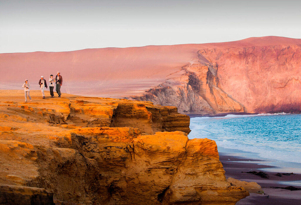Turistas recorriendo los acantilados costeros de la Reserva Nacional de Paracas