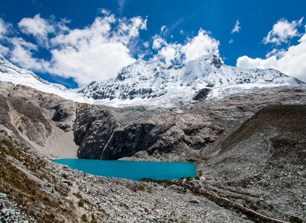 Laguna turquesa y nevados en el Parque Nacional Huascarán, Cordillera Blanca