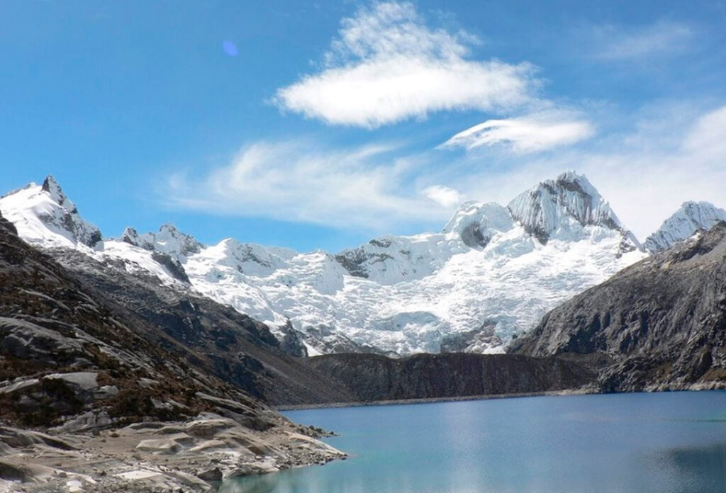 Glaciares y laguna en el Parque Nacional Huascarán, afectados por el cambio climático