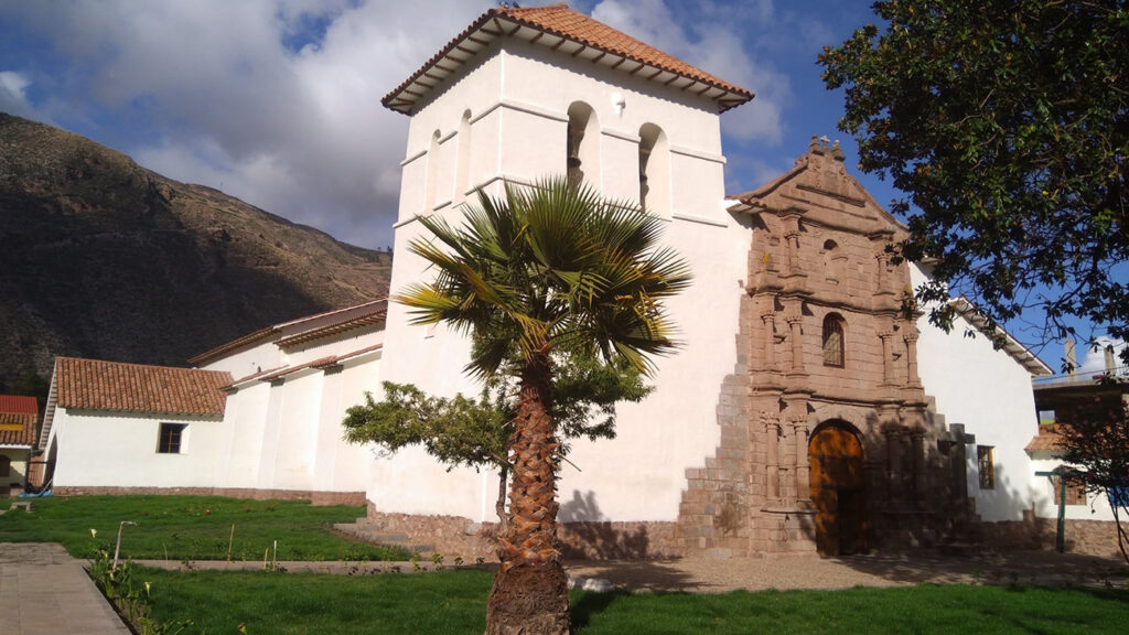 Iglesia colonial de San Juan Bautista en Huayllabamba, Valle Sagrado de Cusco