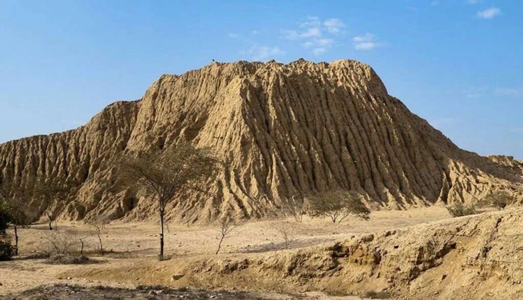 Vista de las pirámides de Túcume, imponentes estructuras de adobe construidas por la cultura Lambayeque en la costa norte del Perú