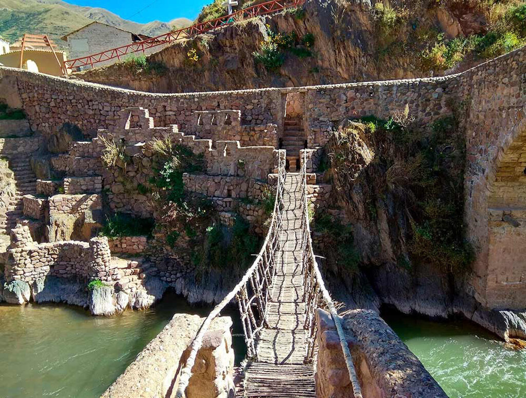 Puente inca de Checacupe en Cusco, con base de piedra y piso tejido en fibra de ichu, parte del antiguo Qhapaq Ñan