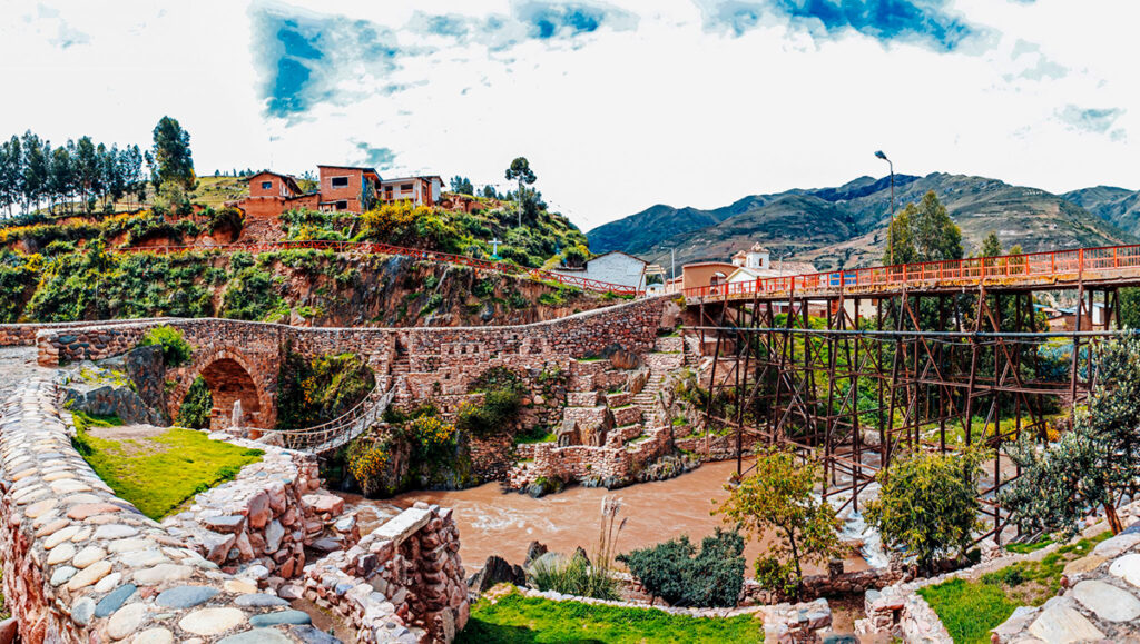 Puente republicano de Checacupe en Cusco, construido con fierros de riel, símbolo de modernización y tránsito vehicular en el siglo XIX