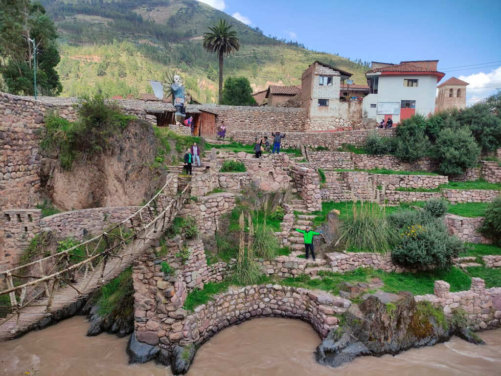 Conjunto de los tres puentes de Checacupe en Cusco, estructuras inca, colonial y republicana que conviven sobre el río Pitumarca.