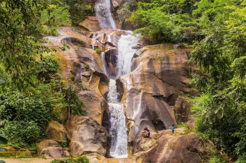 Cascada siete tinajas en Quillabamba rodeada de vegetación tropical y formaciones rocosas