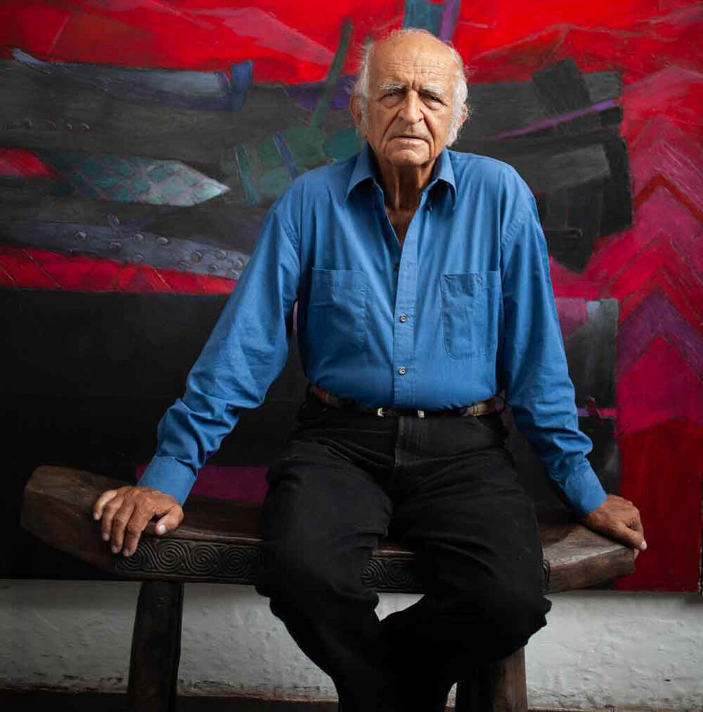 Retrato de Fernando de Szyszlo frente a una de sus pinturas abstractas con influencias precolombinas