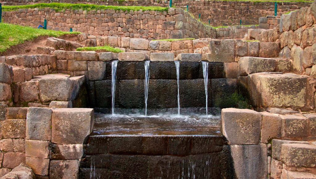 Fuentes y canales de piedra en Tipón, complejo hidráulico inca que combina terrazas y acueductos con un diseño ceremonial y productivo