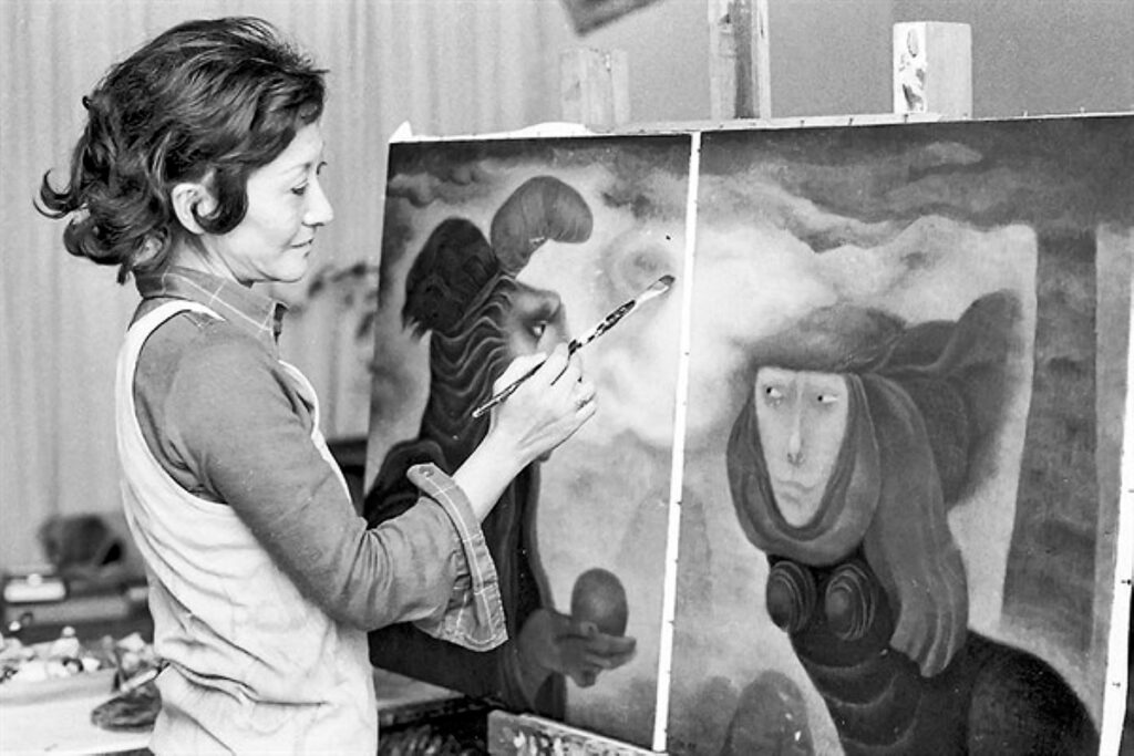 Tilsa Tsuchiya pintando una de sus obras surrealistas con figuras míticas en su estudio