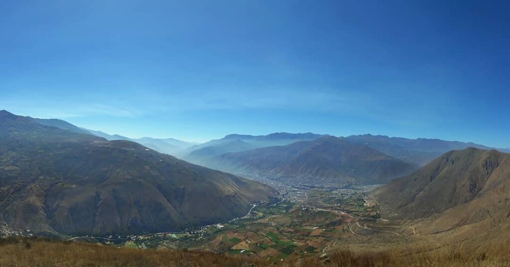 Vista panorámica de la ciudad de Huánuco rodeada por los cerros Marabamba, Rondos y Paucarbamba, considerados jircas guardianes en la tradición andina