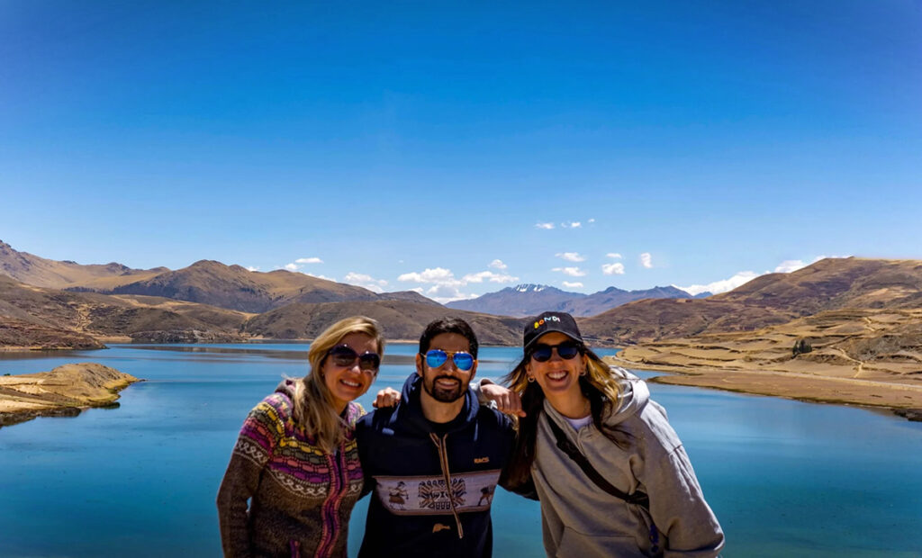 Turistas posando frente a una de las lagunas de Acopía, rodeados de paisaje andino