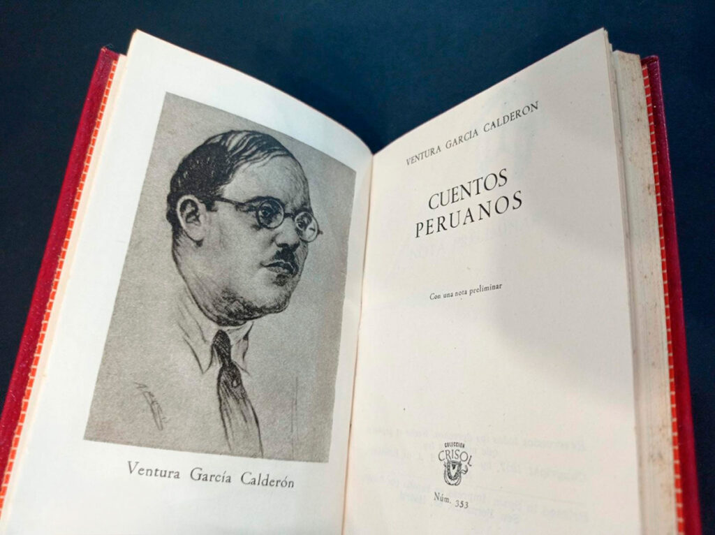 Fotografía de un ejemplar abierto de “Cuentos Peruanos” de Ventura García Calderón, acompañado del retrato del autor en una página y el título del libro en la otra