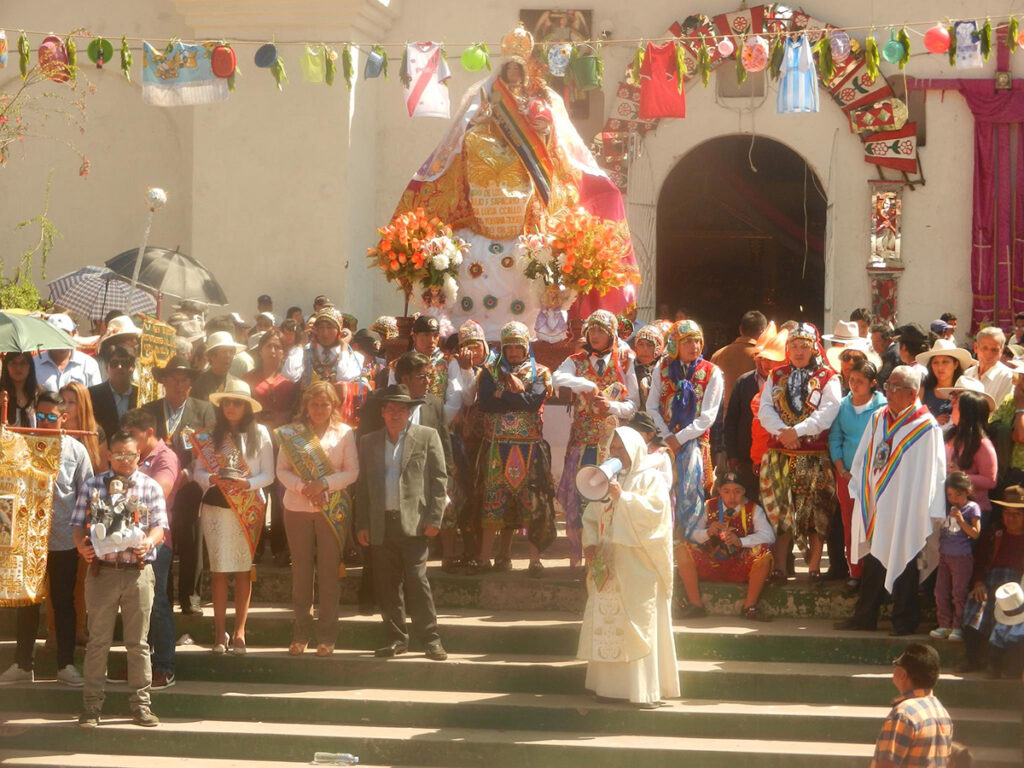 Celebración de la Virgen de la Natividad en Paruro, con danzantes, músicos y fieles reunidos en la plaza frente a la iglesia