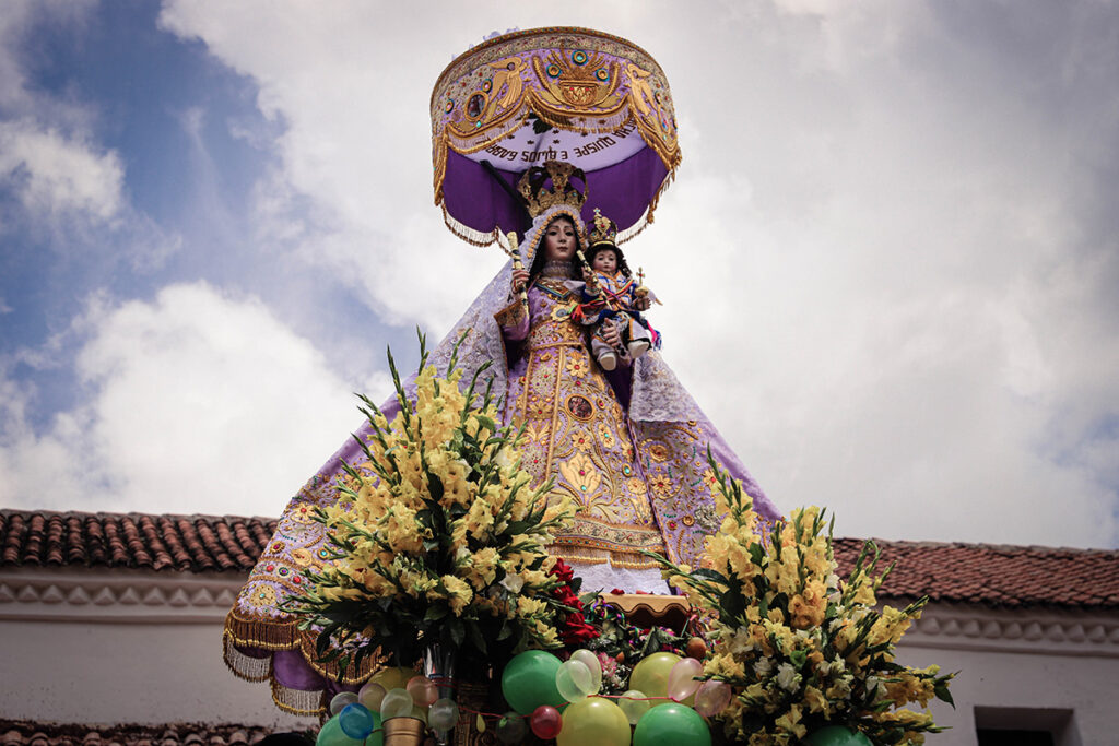 Procesión de la Virgen de la Natividad en Huayllabamba durante la octava de la fiesta