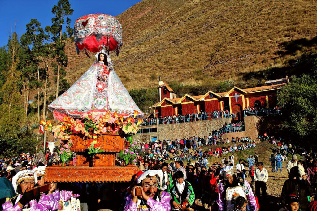 Procesión de la Virgen de la Natividad en Huayllabamba, llevada en andas por los devotos