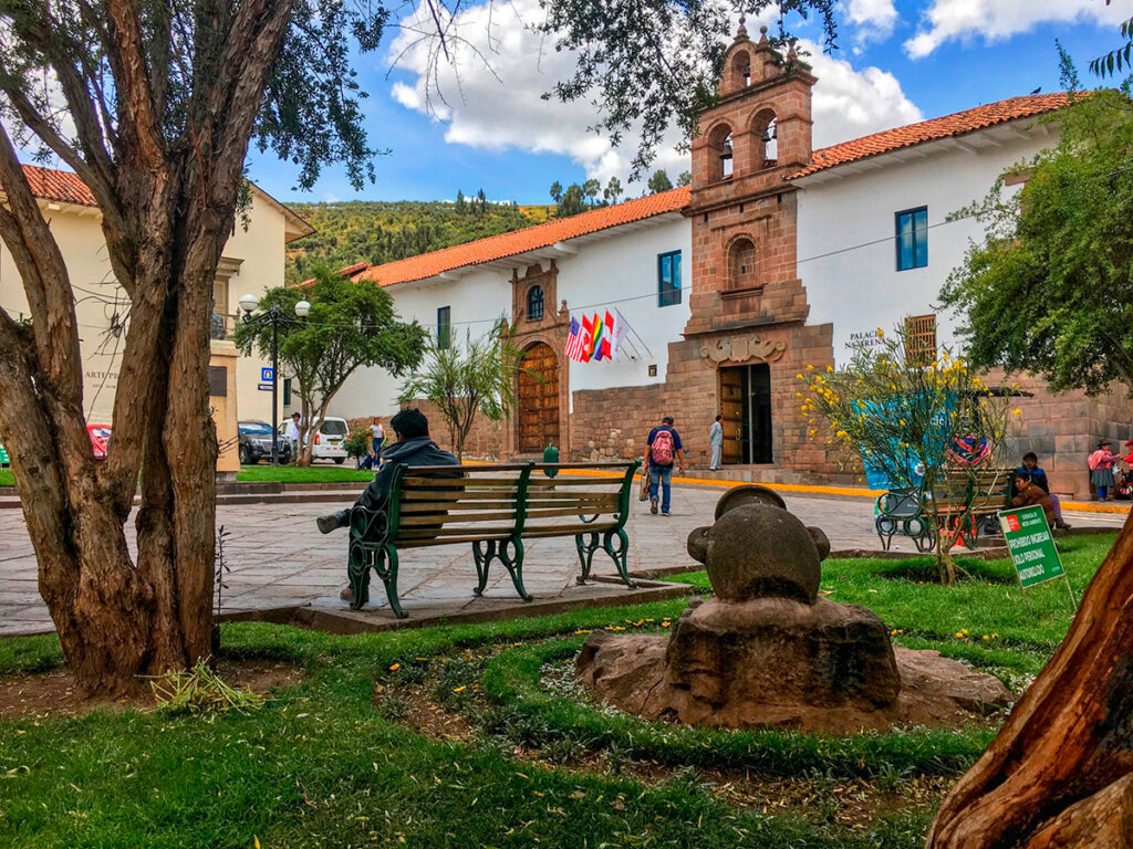 Vista actual de la Plazoleta Nazarenas en Cusco, con jardines, bancas y el monasterio colonial adaptado como hotel de lujo