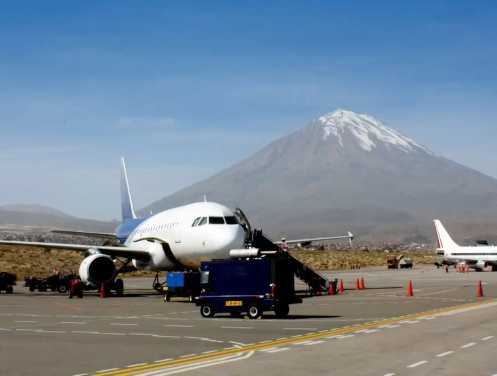 Avión en el aeropuerto de Arequipa con el volcán Misti al fondo