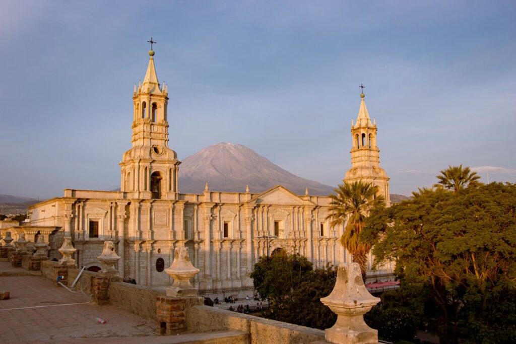 Catedral de Arequipa con el volcán Misti al fondo en temporada baja