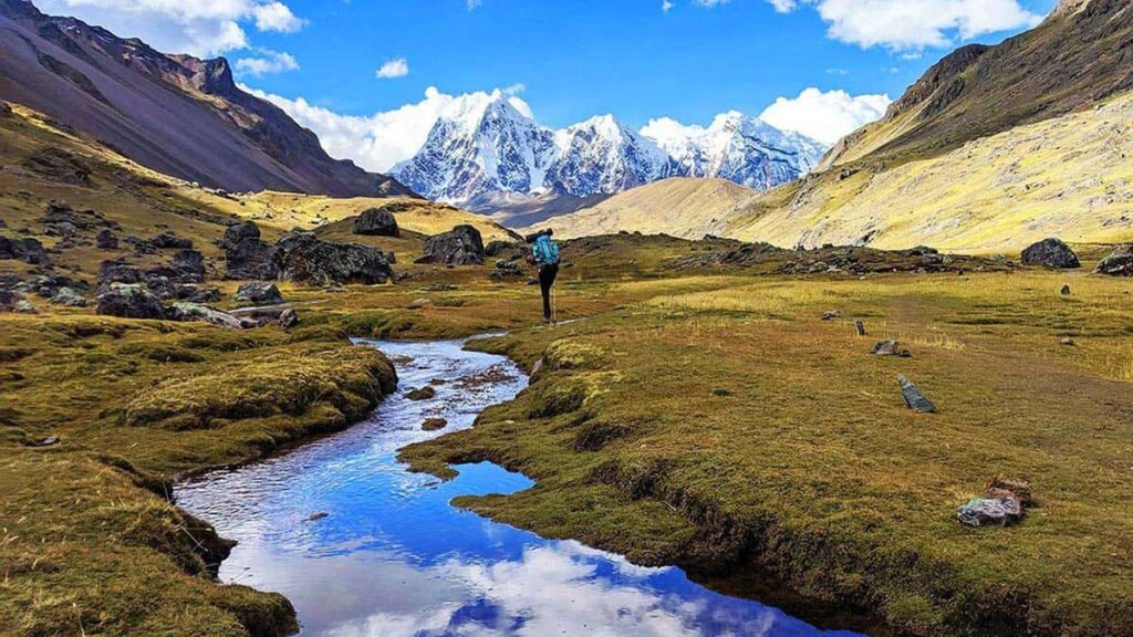 Paisaje del nevado Ausangate en Cusco, con lagunas y pastizales andinos, considerado el apu mayor y montaña sagrada de los Andes peruanos