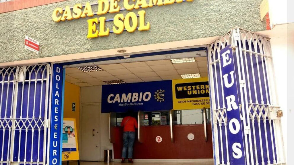 Fachada de una casa de cambio en Perú con letreros de dólares y euros