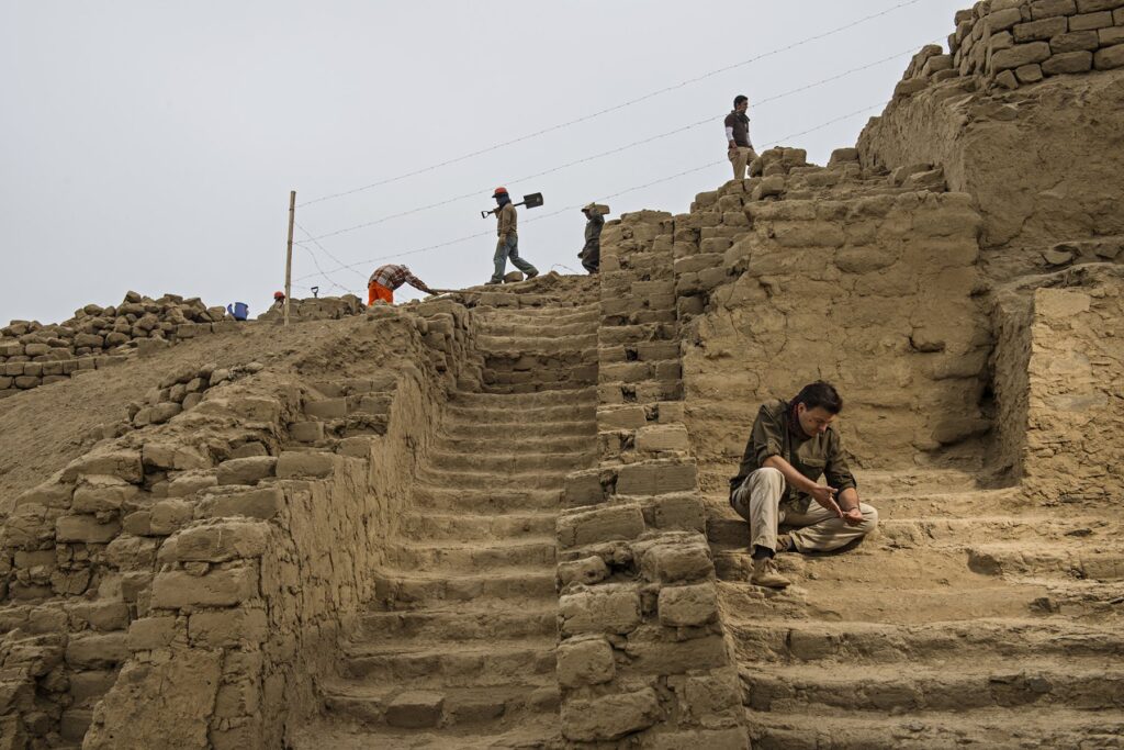 Excavaciones arqueológicas en el Castillo de Huarmey, donde especialistas estudian las estructuras de adobe y escalinatas vinculadas a la élite Wari