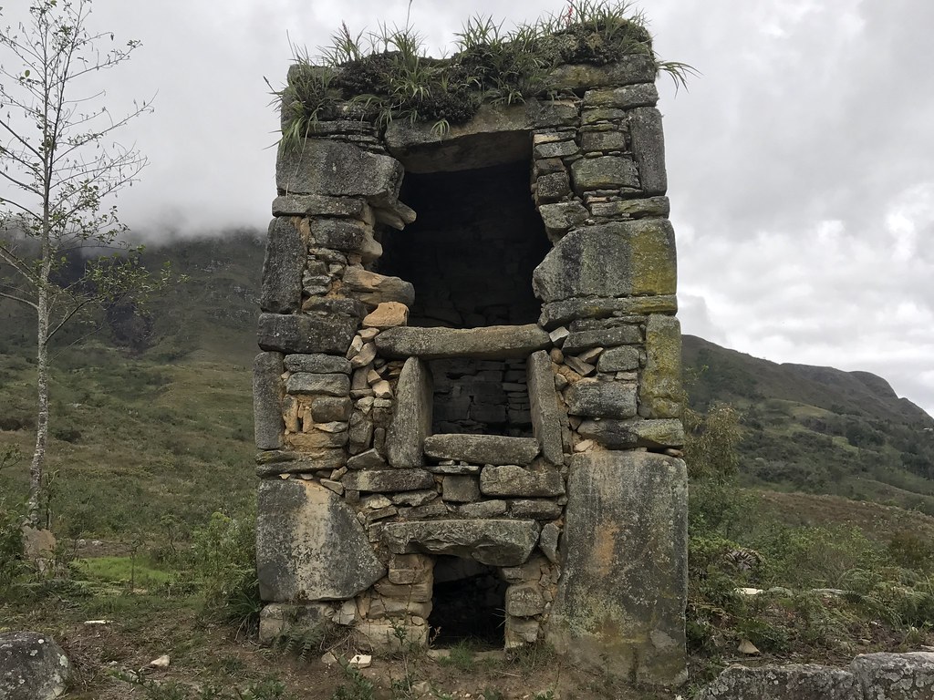 Chullpas de Llipa en el Parque Nacional Cutervo, construcciones funerarias prehispánicas en medio de los paisajes andinos de Cajamarca