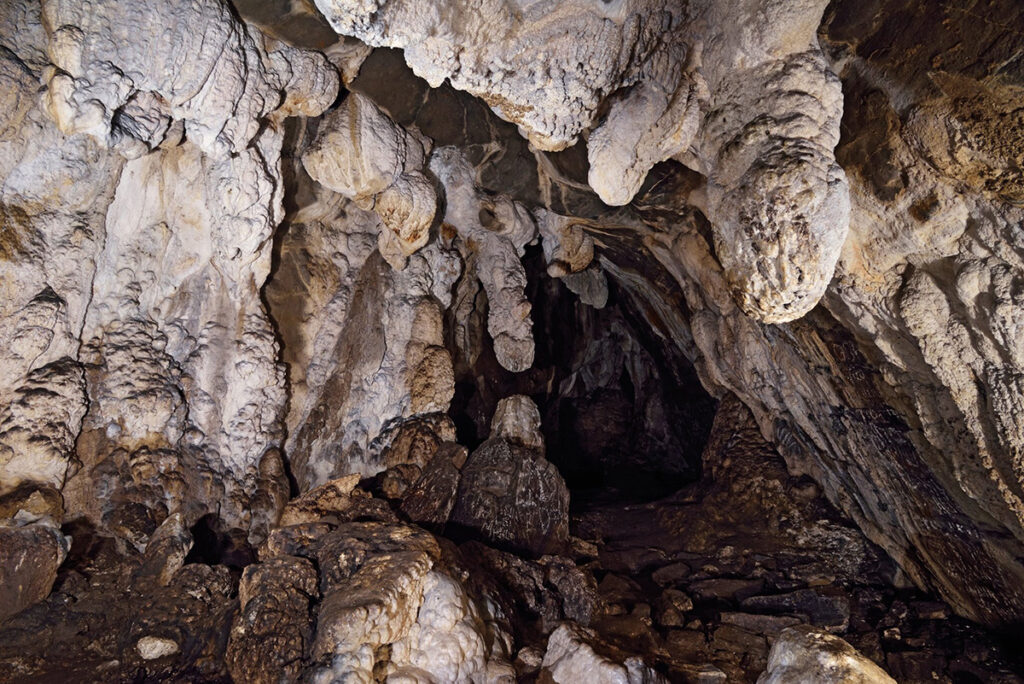 Interior de las cuevas de San Andrés en el Parque Nacional Cutervo, con formaciones rocosas y pasajes subterráneos