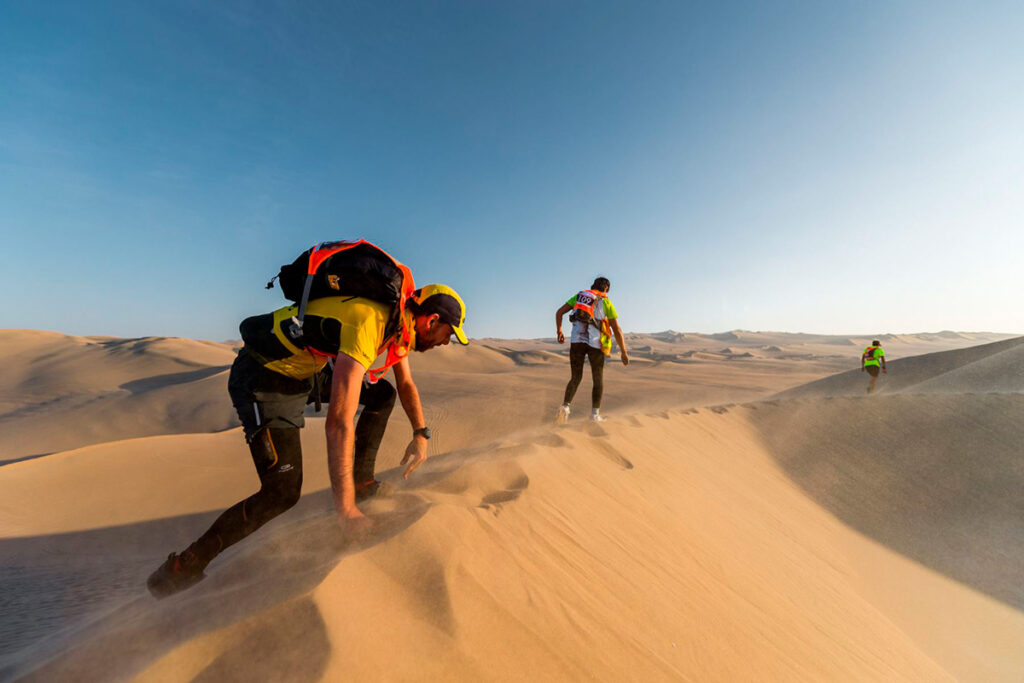 Desierto de Ica con viajeros recorriendo las dunas cercanas al valle de Nazca