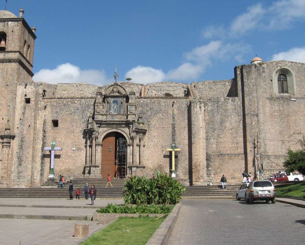 Fachada del Convento de San Francisco en Cusco, con su plaza amplia utilizada para actos cívicos y culturales