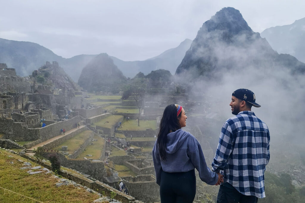 Visitantes recorriendo Machu Picchu durante temporada lluviosa, con neblina y menor afluencia dentro del santuario arqueológico