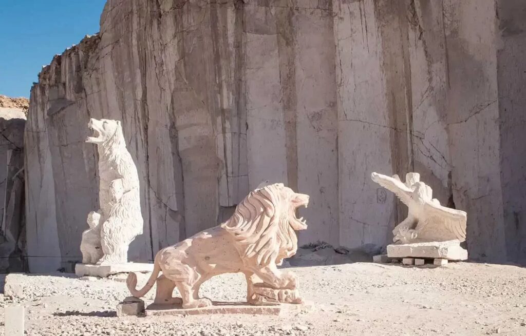 Esculturas de leones y figuras talladas en sillar en la cantera de Añashuayco, Arequipa