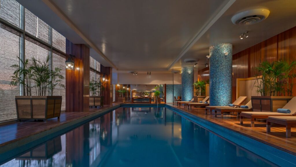 Piscina interior en el hotel Westin Lima, con decoración elegante y áreas de descanso