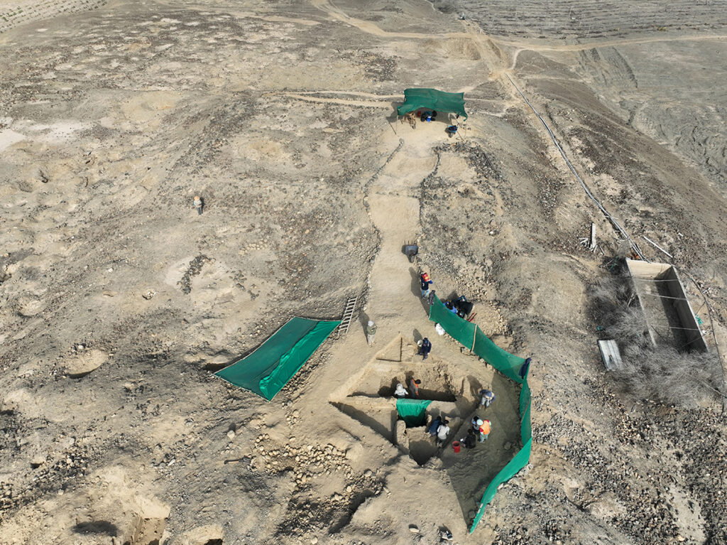 Vista aérea de las excavaciones en la Huaca Yolanda, donde arqueólogos descubrieron un mural tridimensional de más de 3,000 años