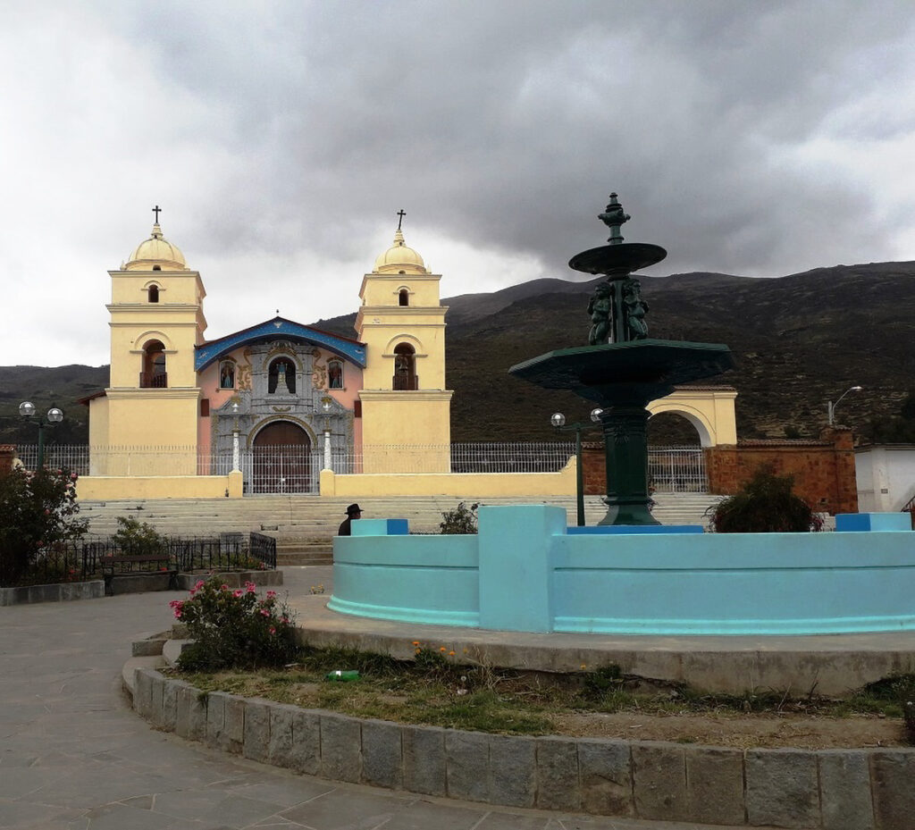 Plaza principal de Huamantanga con iglesia y fuente en la sierra limeña