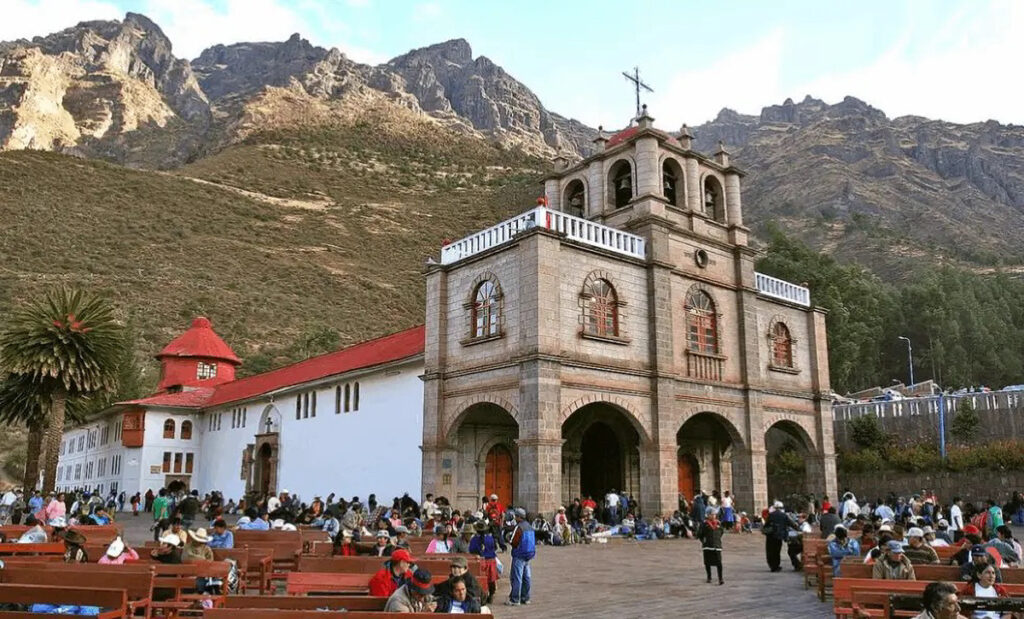 fachada del Santuario del Señor de Huanca en Cusco con peregrinos reunidos en la explanada