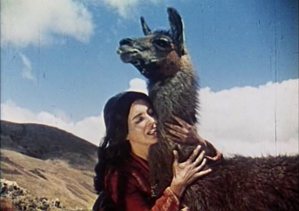 Escena de la película peruana Kukuli (1961), considerada la primera filmada íntegramente en quechua, con mujer andina abrazando a una llama en Cusco