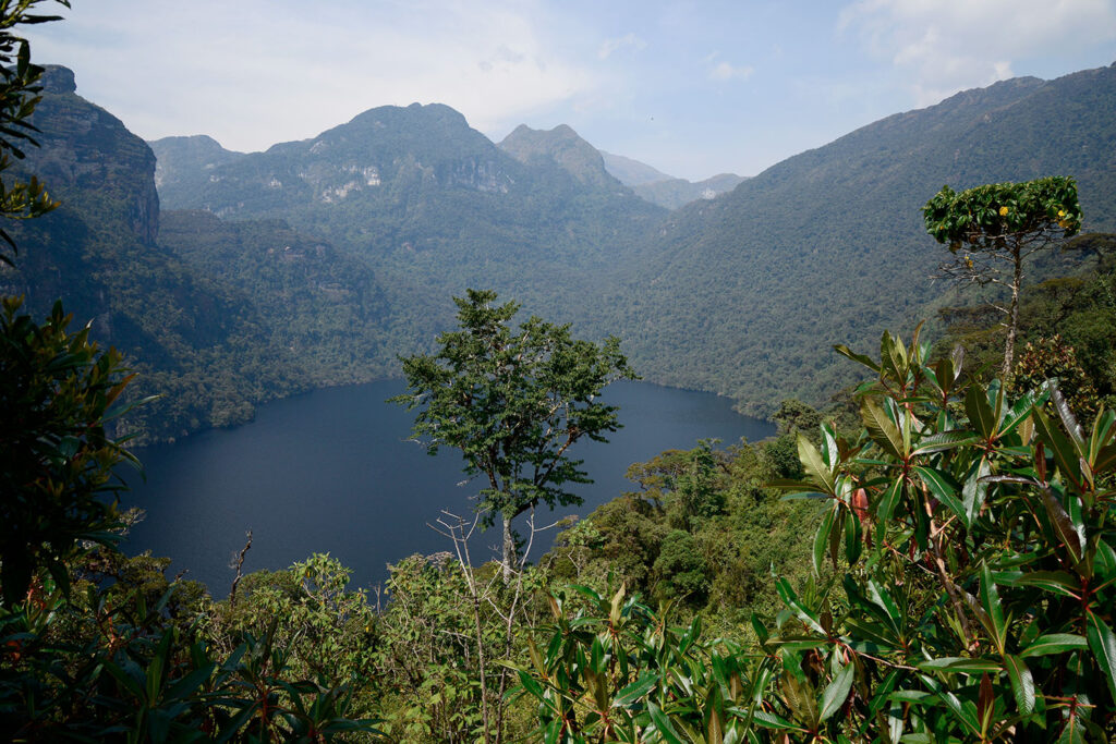 Vista panorámica de la Laguna de los Cóndores rodeada de bosque nublado en Chachapoyas, Amazonas