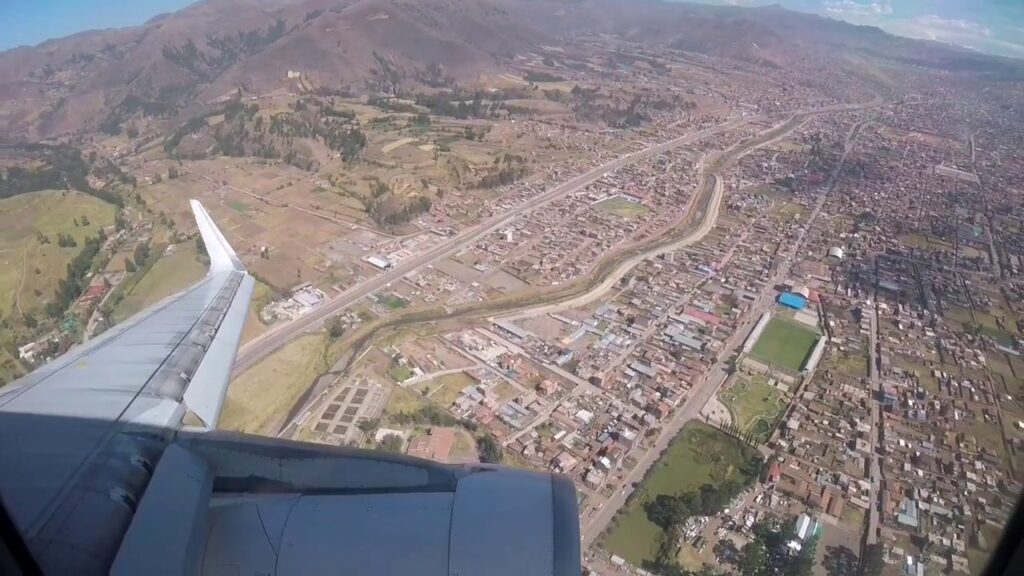 Vista aérea de Cusco desde un avión en aproximación al aeropuerto Alejandro Velasco Astete