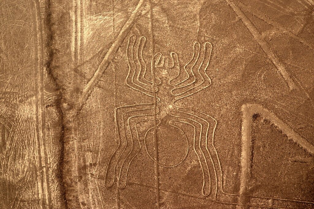 Vista aérea de la figura de la araña en las Líneas de Nazca, uno de los geoglifos más representativos del desierto de Ica, Perú