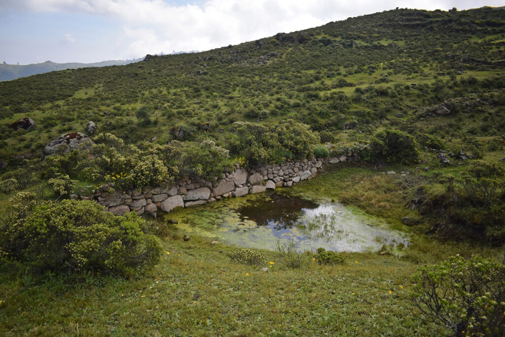 Reservorio ancestral de agua en Huamantanga utilizado en la práctica del mamanteo