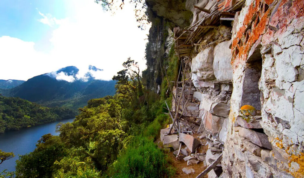 Mausoleos chachapoyas en los acantilados de la Laguna de los Cóndores, región Amazonas, Perú