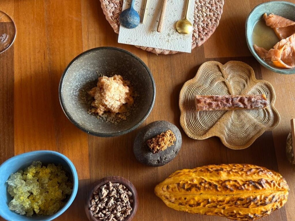 Degustación en MIL Centro, con ingredientes andinos presentados en formato contemporáneo que conectan con el territorio de Moray